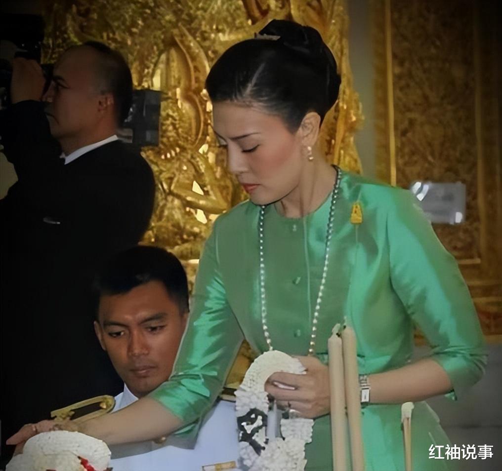 西拉米|西拉米路透照惊艳，纯素颜出镜又美又仙，脸上没有一点岁月痕迹