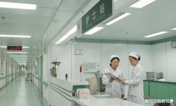 开车刮倒电瓶车对方住院不出来,一直找我要钱不给就起诉我让法院扣我的车,怎么办?