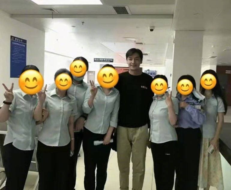 胡歌|胡歌考驾照被偶遇,与粉丝合影无明星架子,自爆考了98分心情好