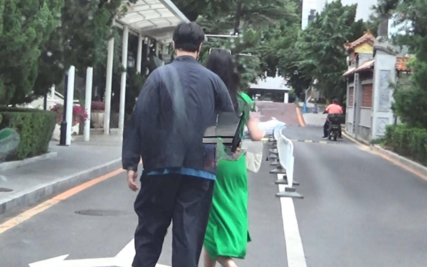 王传君|王传君逛街被曝光,搂妻子腰臀举止暧昧,面部很大疑似发福