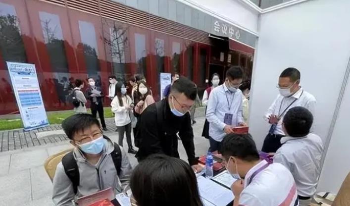 中学|某中学教师招聘，年薪40万打底，只有两个要求，但多数人被难倒