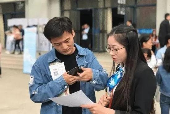 国企|中铁局招文员要求“长相身材好”，面试地点在宾馆，引发广泛争议