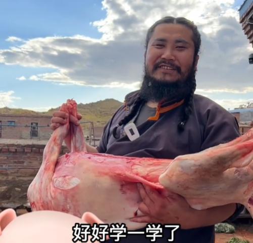 “羊亡爷”宝鲁日:90后草原小伙频繁出圈,为吃羊想出一万个理由