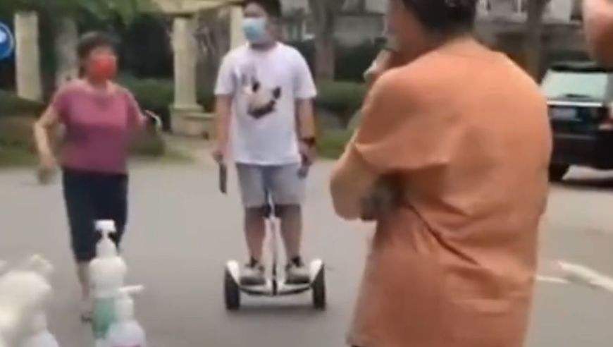 上海10岁男孩骑平衡车做核酸,遭拒后扬言拿刀砍医护人员,网友:挨揍太少了