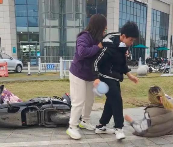 江苏,“玩够了就甩手不要了?”女子大街上抓住男子:快还我钱!