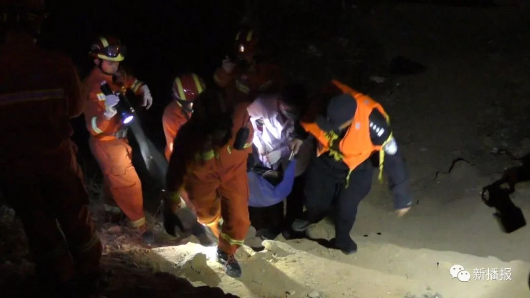 消防员|男子跳河欲轻生，却因河水冷抱桥墩求救