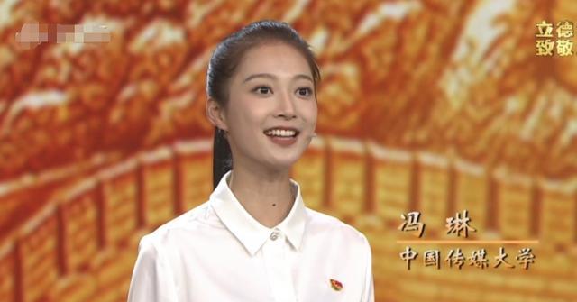 春晚|中传好苗子冯琳参加春节晚会彩排，与大咖同台气场足，站在最边上