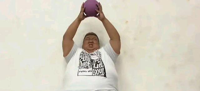 染发 网红胖猴仔被曝减肥出问题，带着呼吸机做运动，助理发文不容乐观