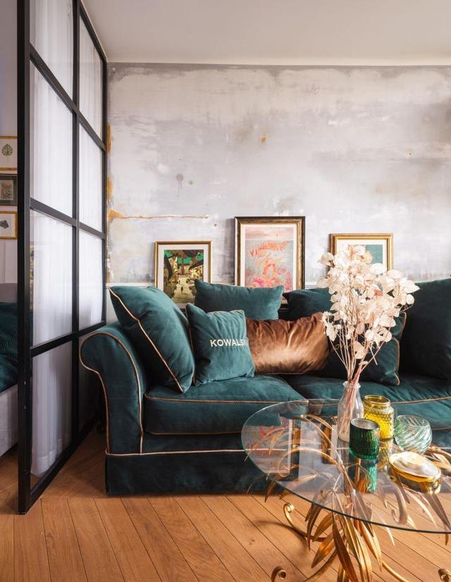 |贴壁纸也不会土,大自然风的30平公寓,华丽配色,材质美,色彩美