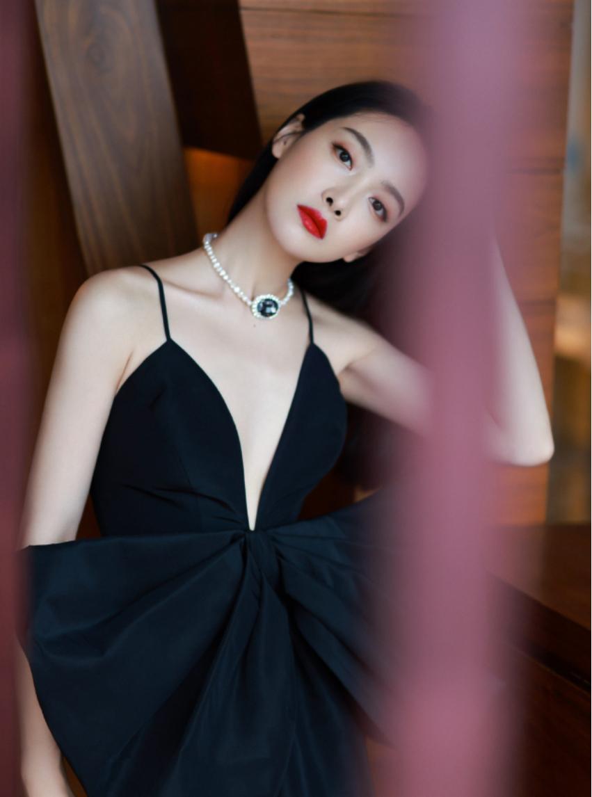 宋茜|宋茜参加某线下活动，一身黑色长裙，白到发光