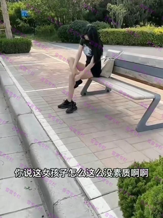 回顾男子指责女子在路边脱鞋很不雅，女子回怼：你管那么宽干什么