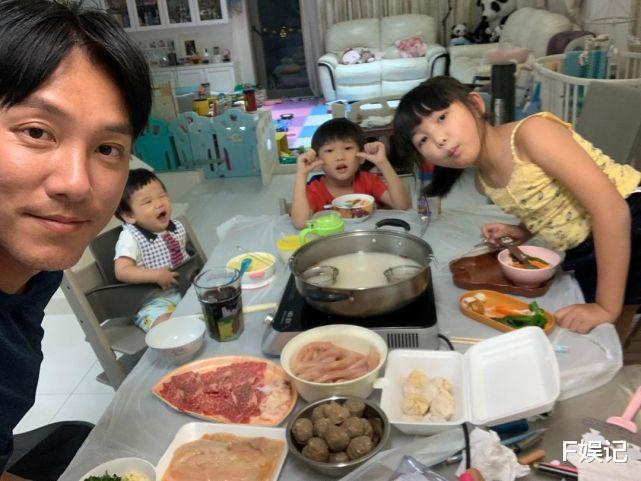 张颖康|太太和岳母去看电影 张颖康开启宠子女模式 陪子女吃美食玩耍