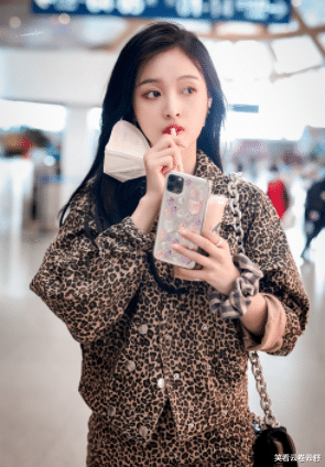 吴宣仪|明星撒谎无底线，吴宣仪称一天喝八杯奶茶，小时候被撞飞五六米