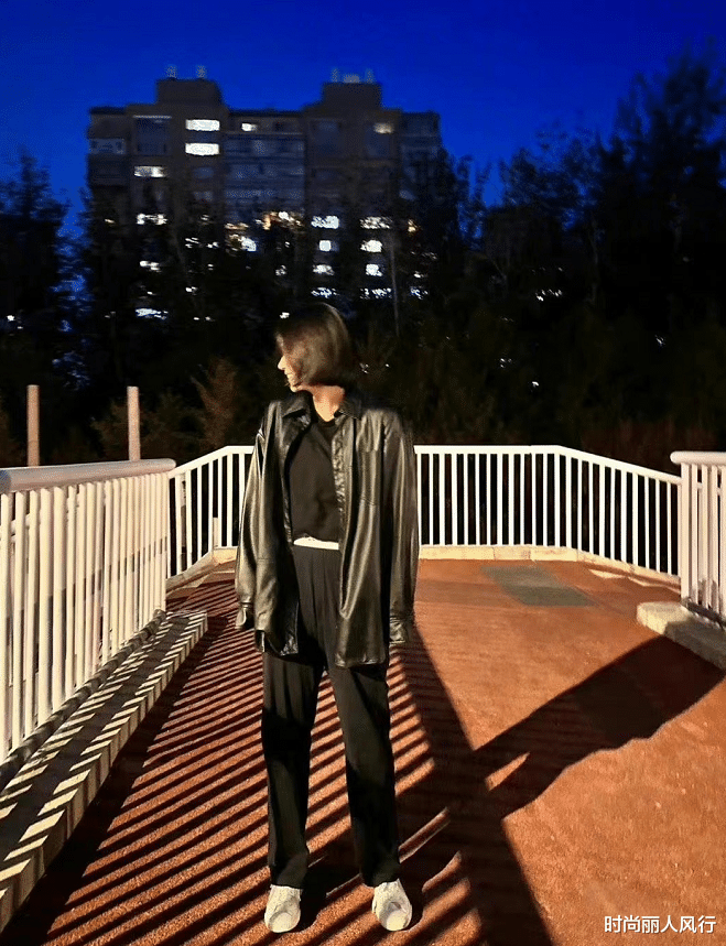 马思纯|马思纯身材暴瘦终于美回来了!穿皮衣天桥上吹风像拍电影,超惊艳