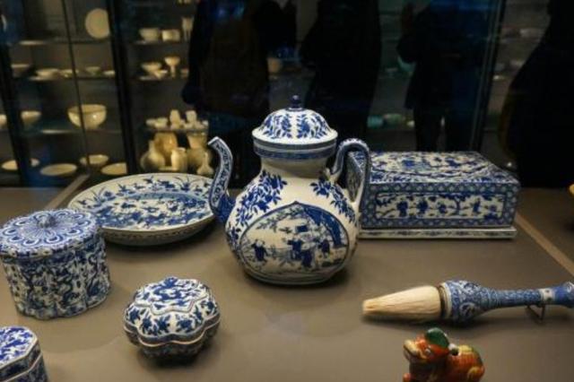 80岁老太,5年花6000万造瓷宫,自己却住茅棚房,称:传统不能丢