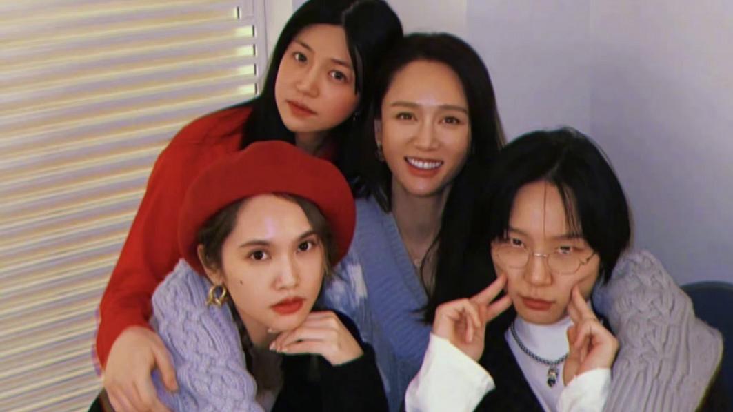 圣诞节|陈妍希晒圣诞节合影，杨丞琳陈乔恩周笔畅惊喜出镜，画面温馨可爱