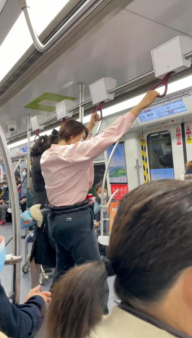 大米 一位女子在车厢里转呼啦圈，事后回应：我要减肥没有时间运动