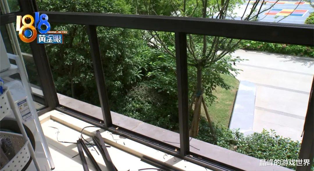 ?姑娘趴在沙发上,阳台出现俩陌生男人