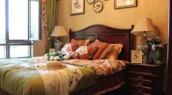 越来越多人家里不摆床头柜了,有钱人一看便知,难怪越住越富裕!