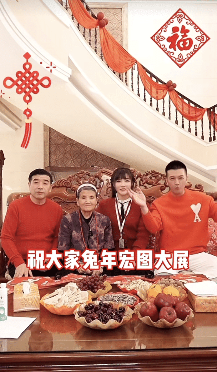 黄圣依|黄圣依久违秀恩爱,杨子为老婆扫雪显卑微,获对方喂食得意洋洋