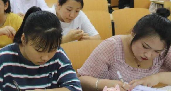 求职|专科女孩求职屡被拒,晒出简历想自证实力,不料引来网友群嘲