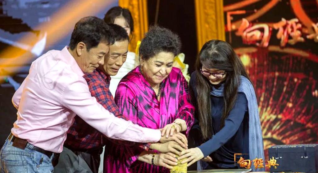 阿依夏木|“真古兰丹姆”阿依夏木最新现身，当年明星，憾未从影，47岁病退