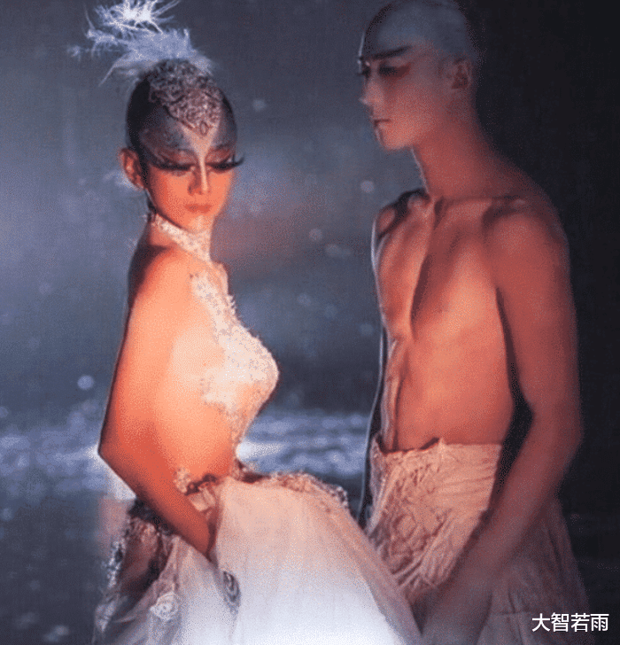 杨丽萍|杨丽萍为了舞台效果演出服都是画的,镜头拉近后,网友:不敢直视