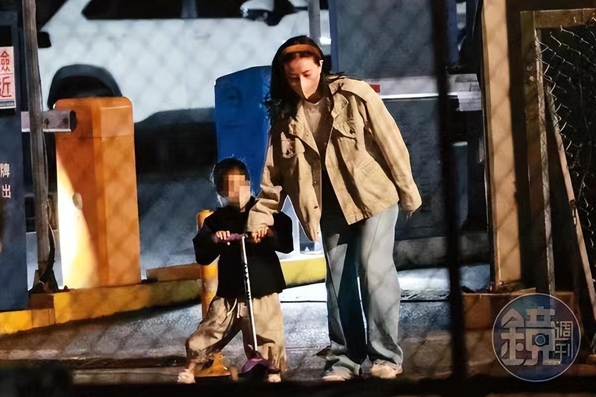 高圆圆|高圆圆赵又廷街头热吻,结婚8年还似热恋,打扮朴素难掩好气质