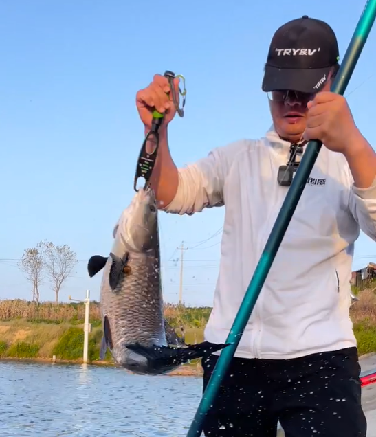 |打电话、上厕所、点烟,钓鱼黑漂、拖竿三大灵!巨物版试钓花絮