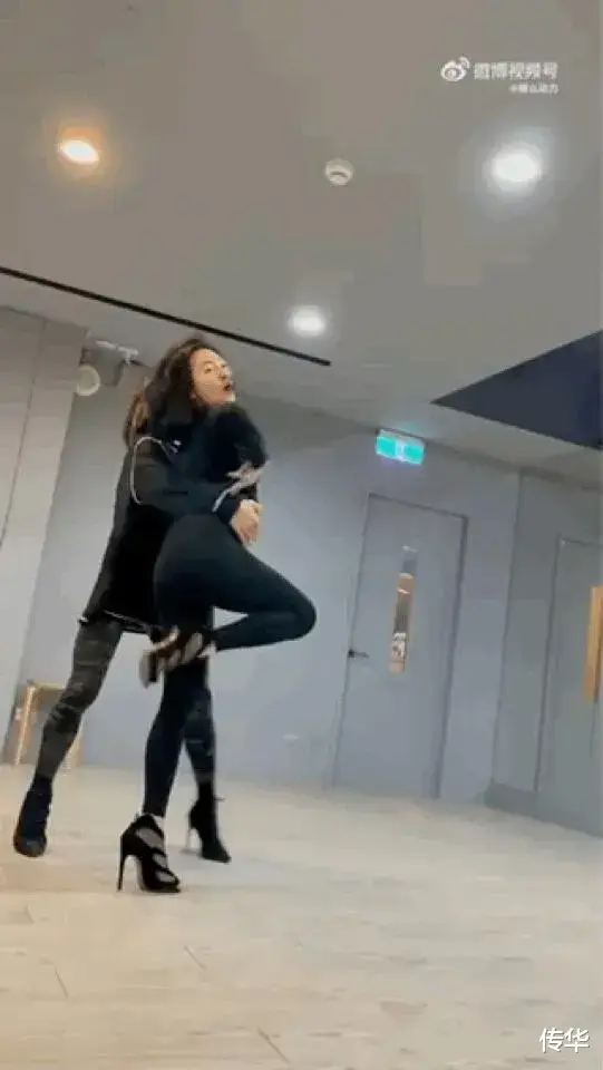 小S|小S的出轨对象唐老师现身了！两人生活照片互相依偎在一起