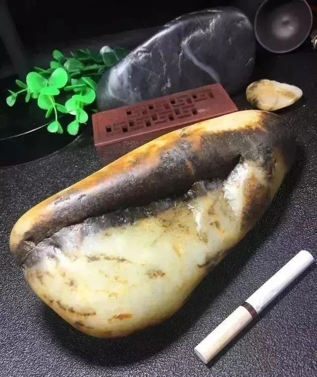 文玩|一刀穷一刀富，玩和田玉\切料\的几点建议！