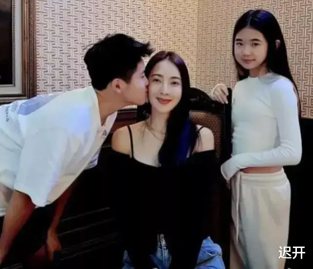 曹格|曹格离婚后首与女儿同框,开豪车接姐姐放学,面露微笑但难掩疲态