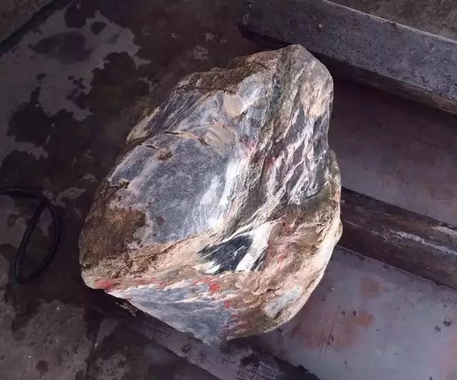 |1800万的至尊木那翡翠原石，切开全是裂，货主含泪车珠子