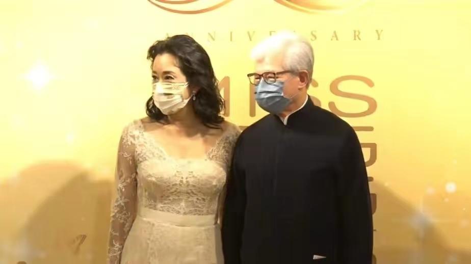 香港小姐|43岁周励淇晒港姐合照,气质优雅白到发光,网友:完胜新一届港姐