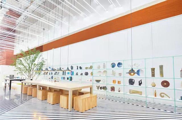 一加科技|一加胖达白经典白色款回归全球最大线下体验店落地印度班加罗尔