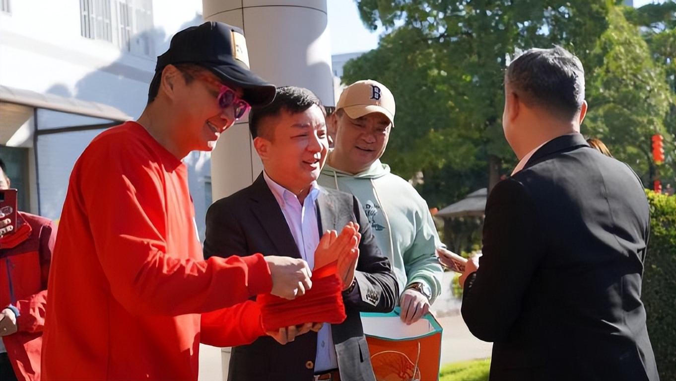 何家劲|何家劲当工厂老板很阔气！拿一沓红包弯腰发员工，笑容满脸无架子