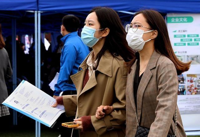 招聘|普通二本生找工作多难?医学生吐槽求职经历,连配药员也要硕士