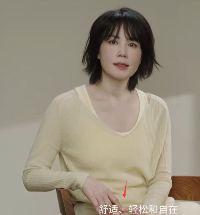 王菲|52岁王菲拍家居服广告,坐地板上随意自在,光脚跳舞放飞自我