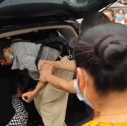 浙江一老板想招2个临时工,开车门挤进了群大妈,无奈把人拉出来