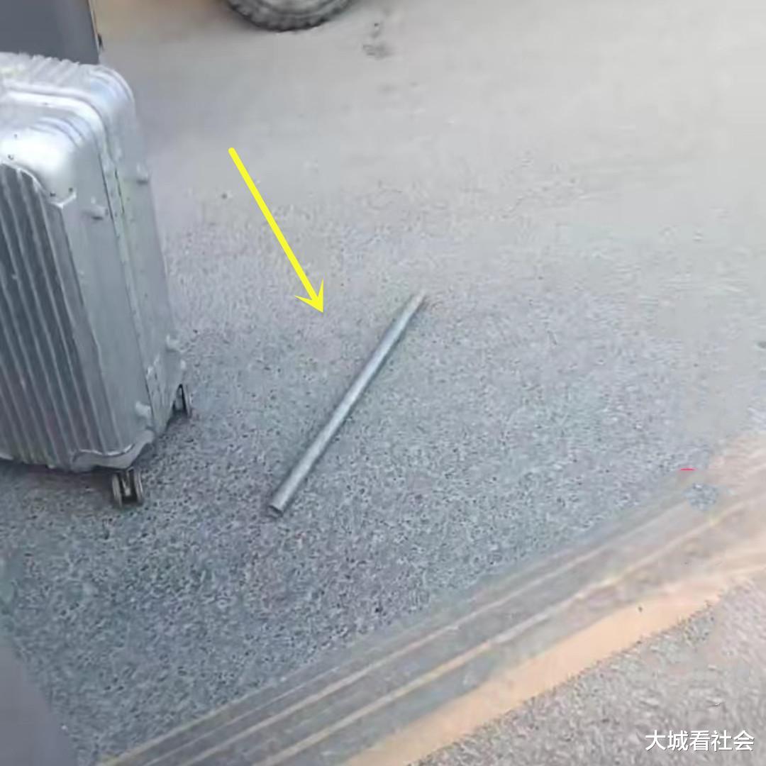 2个行李箱太多?广东一男子坐网约车被骂,司机还拿出了根钢管