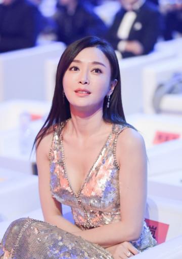 向佐|“单身富婆”秦岚:开百万豪车住千万豪宅,曾为黄晓明赔偿1000万