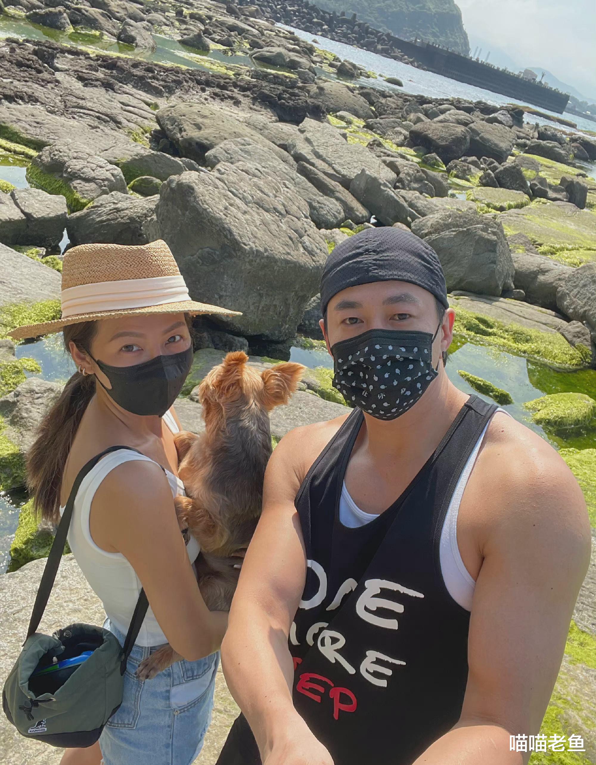 |年近50的何润东壮硕肌肉让人羡慕，与老婆推着爱犬出游