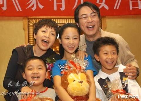 家有儿女|《家有儿女》童星近照曝光，满头白发身材发福，如今变成这样了