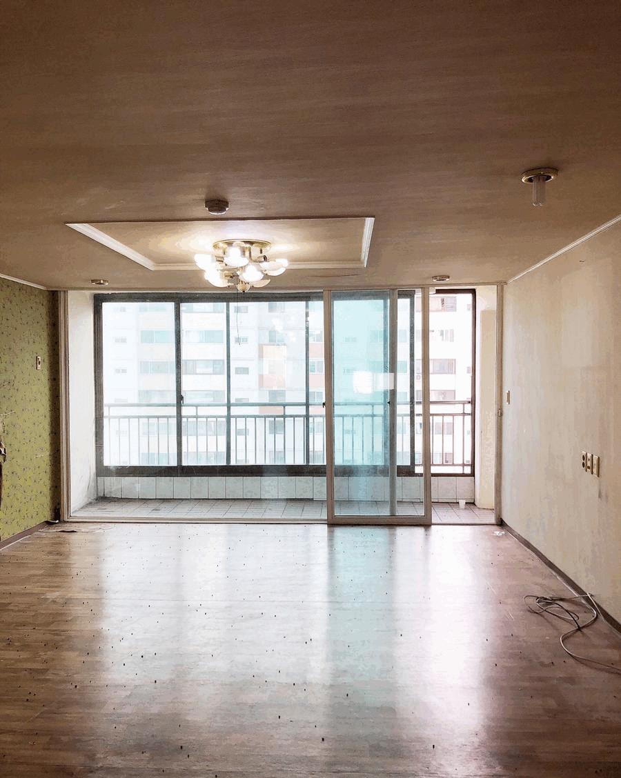 厨房太小了,坚持和客厅位置互换,至少大了10㎡!邻居都说有远见