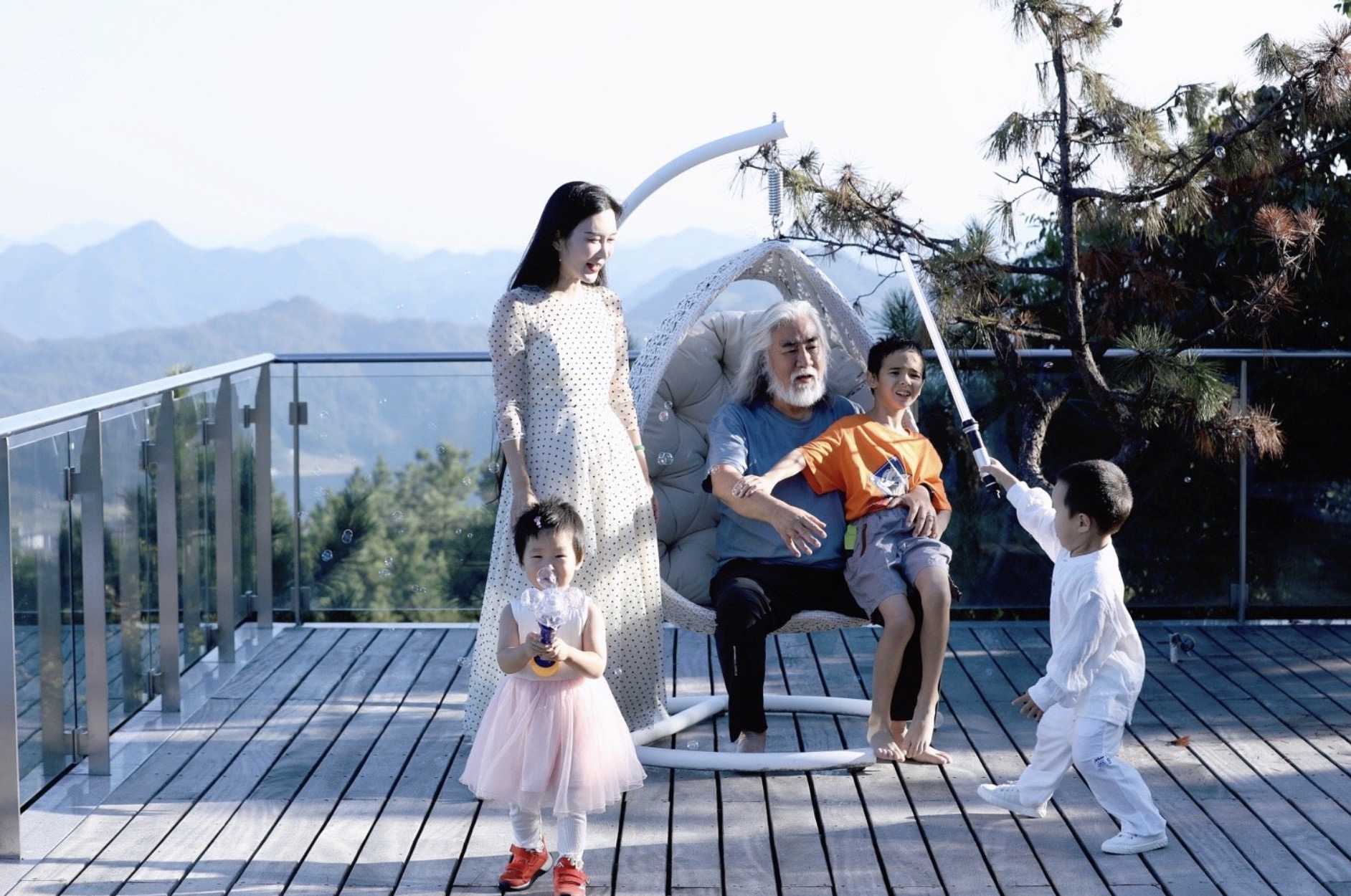 张纪中|张纪中发声明，否认妻子转移3亿房产到岳母名下，晒全家福秀幸福