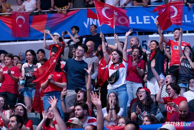 土耳其队|3-1逆转！恭喜朱婷恩师，率欧洲劲旅闯进4强，现场成为欢乐的海洋