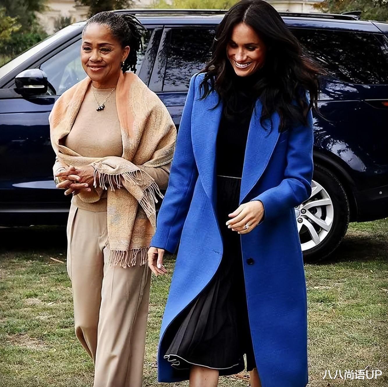 凯特参观博物馆，蓝色风衣内搭碎花裙气场十足，还尽显80后高级美