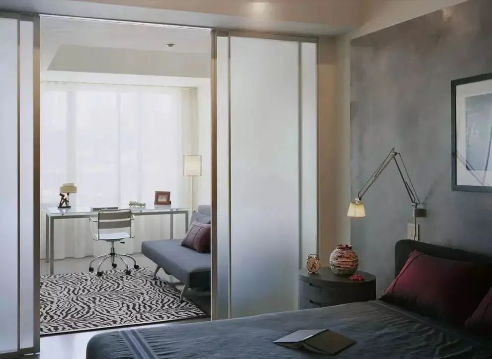 有钱人家的卧室早都这么装了,一分为二瞬间多出一间房,太明智了