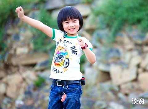 娱乐圈|林志颖带Kimi品尝街头小吃,父子同框似兄弟,网友却道破林志颖心事?