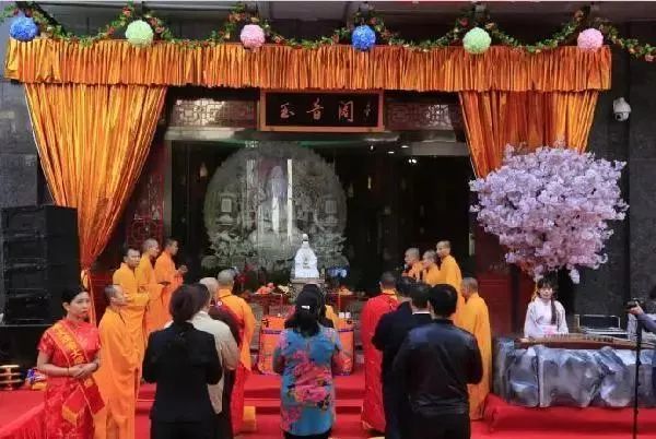 翡翠|土豪楼主请来镇楼之宝，里外包裹3层，全程保安押送，里面竟然是…